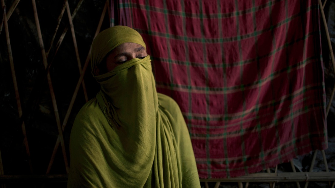 Eine Rohingyafrau erzählt im Flüchtlingslager in Bandladesh von ihrer Vergewaltigung.
