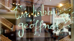 Schaufensterscheibe mit "Laden geöffnet" Schriftzug