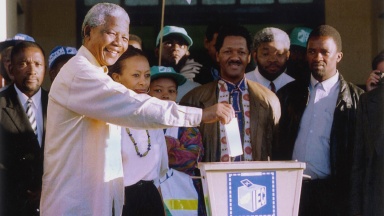 Nelson Mandela geht 1994 bei den ersten demokratischen Wahlen in Südafrika in der Ohlange High School in Inanda nördlich der Hafenstadt Durban zur Wahl.