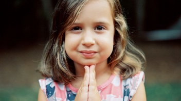 Kind betet (Symbolbild)
