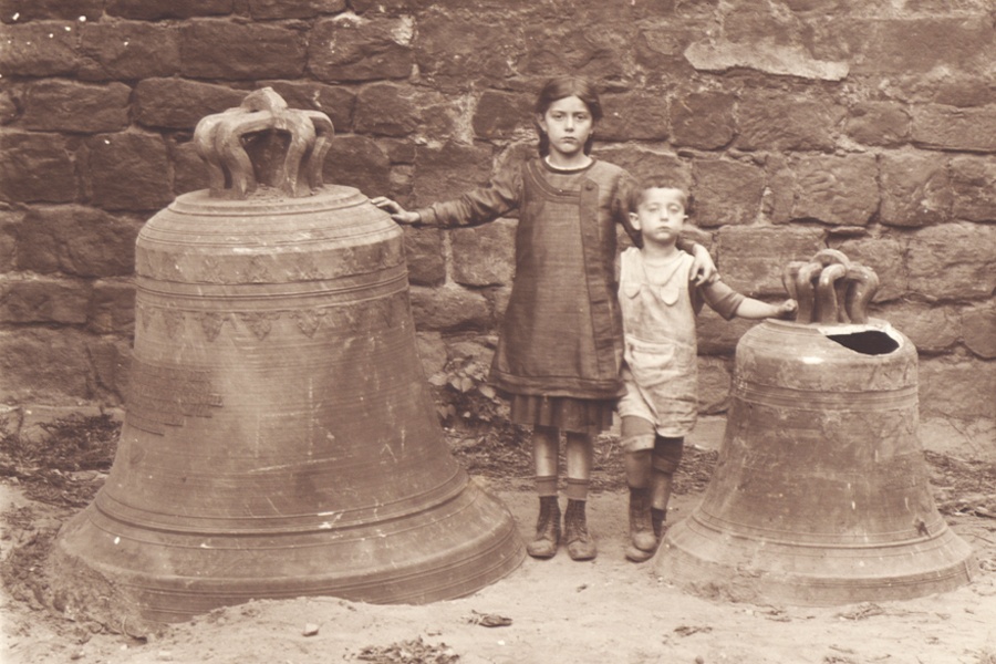 Abgehängte Glocke aus der evangelischen Kirche in Mussbach in der Pfalz aus dem Jahre 1917.