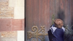 Kind vor Kirchentür