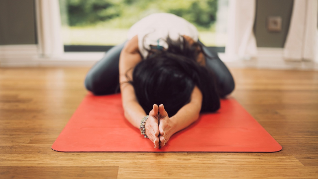 Frau macht Yoga-Übung (Symbolbild)