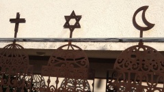 Symbole der drei monothestischen Weltreligionen, hier an einem Zaun in Haifa, Israel