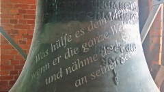 Die Kirchenglocke in Schweringen hat eine neue Inschrift bekommen, die die Inschrift aus der Nazi-Zeit durchkreuzt.