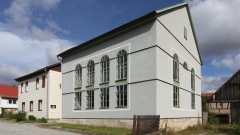 Die Synagoge in Berkach, daneben das einstige jüdische Schulgebäude.