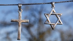 Kreuz und Davidstern sind Symbole für Christentum und Judentum