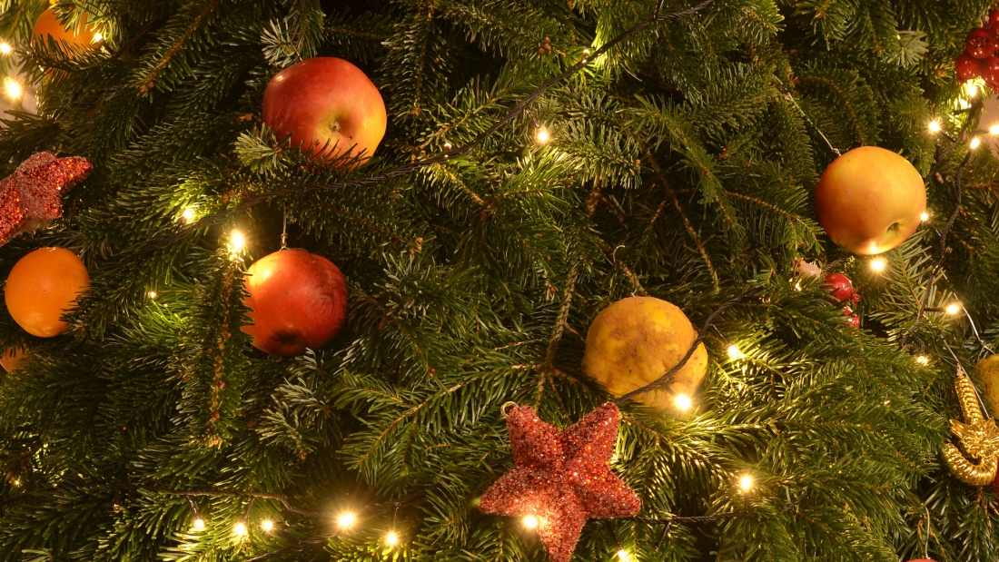 Weihnachtsbaum mit Äpfeln geschmückt