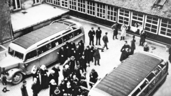 Patienten der Pflegeanstalt Bruckberg werden 1941 zur Heil- und Pflegeanstalt Ansbach transportiert.