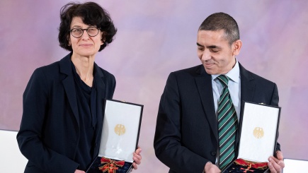 Im März wurde das Forscher-Ehepaar Oezlem Tuereci (li.) und Ugur Sahin (re.) für die Entwicklung eines der ersten Corona-Impfstoffe mit dem Bundesverdienstkreuz ausgezeichnet