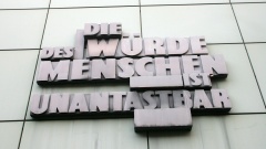 "Die Würde des Menschen ist unantastbar" am Oberlandesgericht Frankfurt am Main.