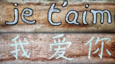 Verschiednen Sprachen auf einer Wand geschrieben
