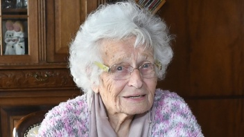 Die 100-jährige Lisel Heise in ihrer Wohnung in Kirchheimbolanden, Rheinland-Pfalz