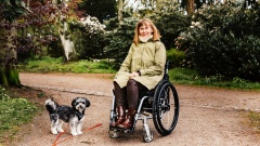 Rollstuhlfahrerin mit Hund
