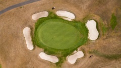 Grünflächen auf dem Golfclub Schwanhof sind ausgetrocknet. 