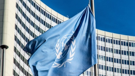 wehende Fahne mit UNO-Logo