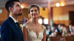 Brautpaar heiratet in Kirche mit Gästen