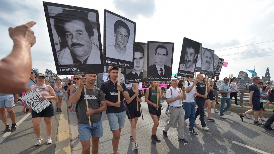 Demonstrierende tragen Porträts der NSU-Opfer bei einer Demonstration