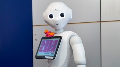 Der humanoide Roboter "Robbie" kann Memory spielen, tanzen und an Termine erinnern. 