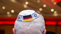  Kirchenpräsident Volker Jung bezeichnete es als erschütternd, dass antisemitische Übergriffe für Jüdinnen und Juden zum Alltag in Deutschland gehörten.