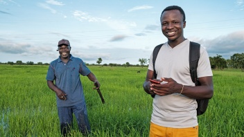 Apps wie "PaddyBase" helfen afrikanischen Bauern rund um Kredite und Ernte.
