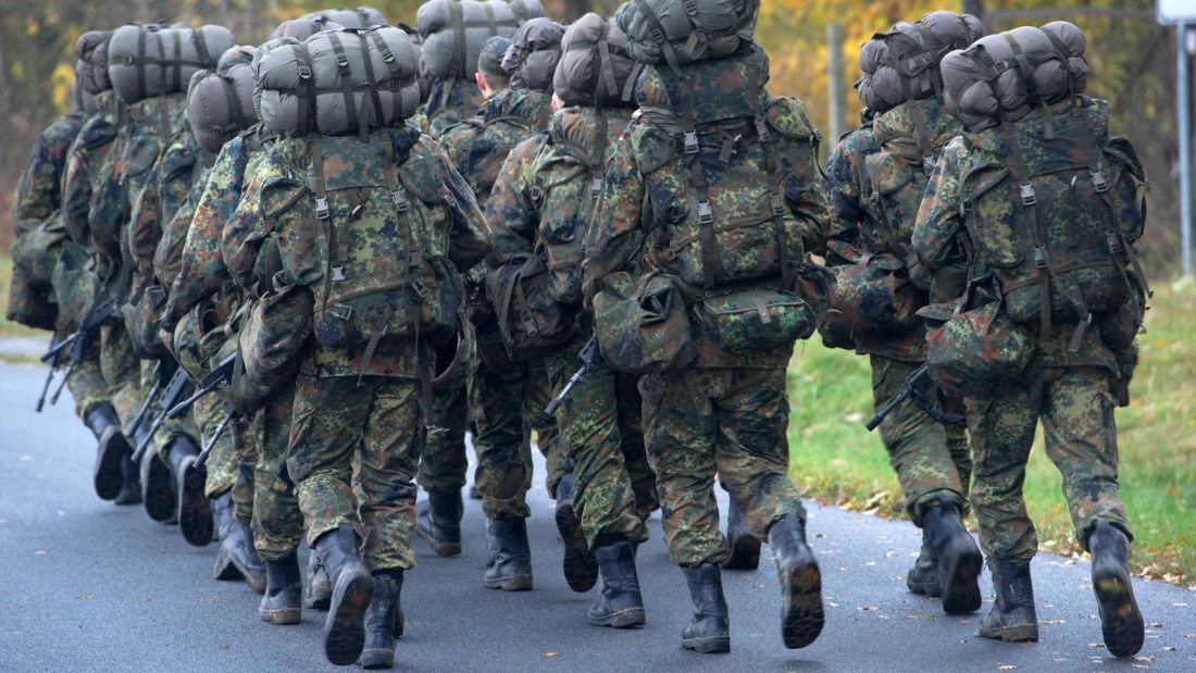 Soldaten in der Grundausbildung marschieren. 