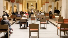 Gottesdienstbesucher sitzen in der Nikolaikirche Eisenach