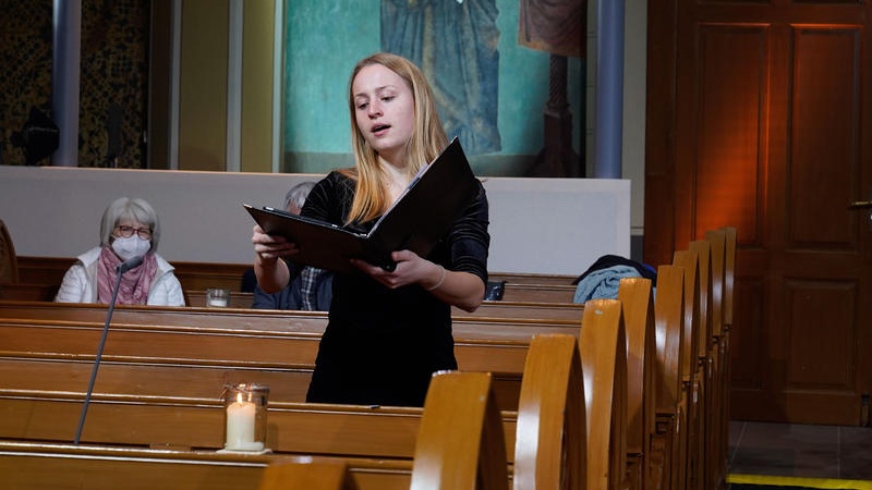 Frau, die in leerer Kirche singt