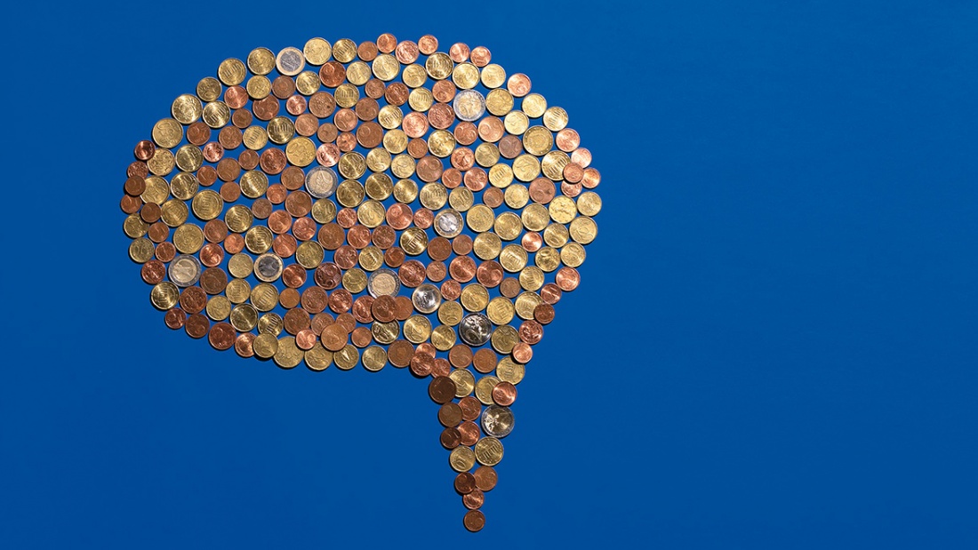 Illustration: eine Sprechblase aus Geldmünzen vor blauem Hintergrund