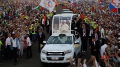 Papst in Panama im Papamobil.
