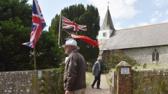 Littlington in Großbritannien am 21. Juni 2015: Englsiche Rentner vor einer Dorfkirche während eines Blumenfestivals