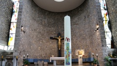 Osterkerze in der katholischen Kirchengemeinde Heilig Geist in Hanau-Lamboy (Hessen, Archivbild). Die Osterkerze ist eine grosse Kerze aus gebleichtem Bienenwachs, die in der Liturgie der Westkirchen (roemisch-katholische, altkatholische, anglikanische und