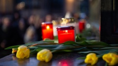 20.02.2020, Hessen, Hanau: Blumen und Kerzen für die Opfer auf dem Marktplatz.