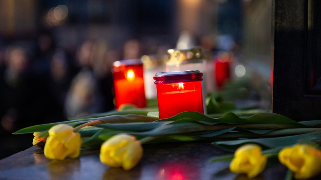  Blumen und Kerzen für die Opfer auf dem Marktplatz.