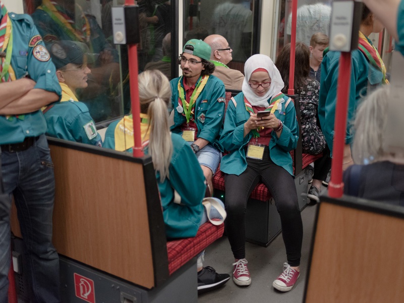 Junge muslimische Pfadfinderinnen und Pfadfinder sitzen in der Dortmunder U-Bahn. 