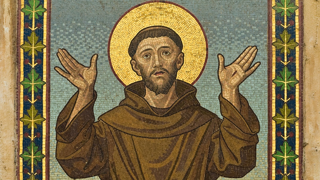 Mosaik des heiligen Franziskus ist zu sehen an der Außenwand des Franziskanerklosters 