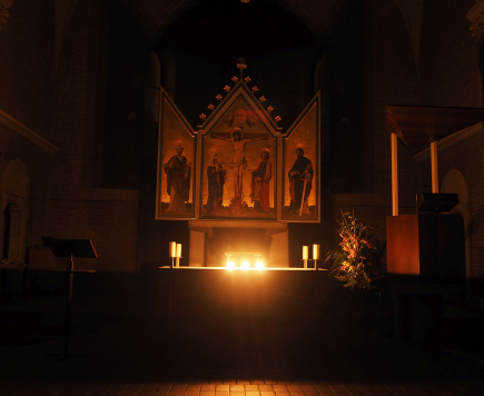 Das Licht der Osterkerze erhellt die Christuskirche in Landshut.