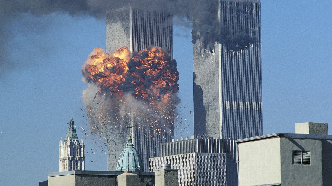 Terroranschlag der Al Quaida am 11. September 2001 auf das World Trade Center in New York. Flammen schlagen aus dem World Trade Center in New York, ein zweites Flugzeug fliegt in den Südturm.