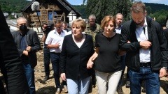 Angela Merkel und Malu Dreyer machten sich vor Ort ein Bild von den Zerstörungen in der Eifelgemeinde Schuld.