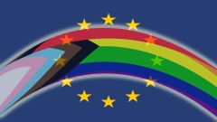 Grafik aus einer Europaflagge, darübergeblendet eine zum Bogen gekrümmte Regenbogenfahne