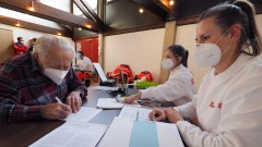 Der 102-jährige Walter Zemanek bei der Anmeldung zur Corona-Schutzimpfung im Evangelischen Pflegezentrum Lore Malsch in Riemerling.