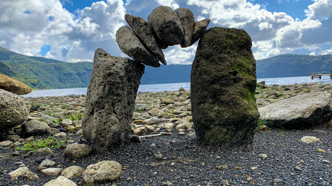 Tor am Meer aus verschieden großen Steinen gebaut