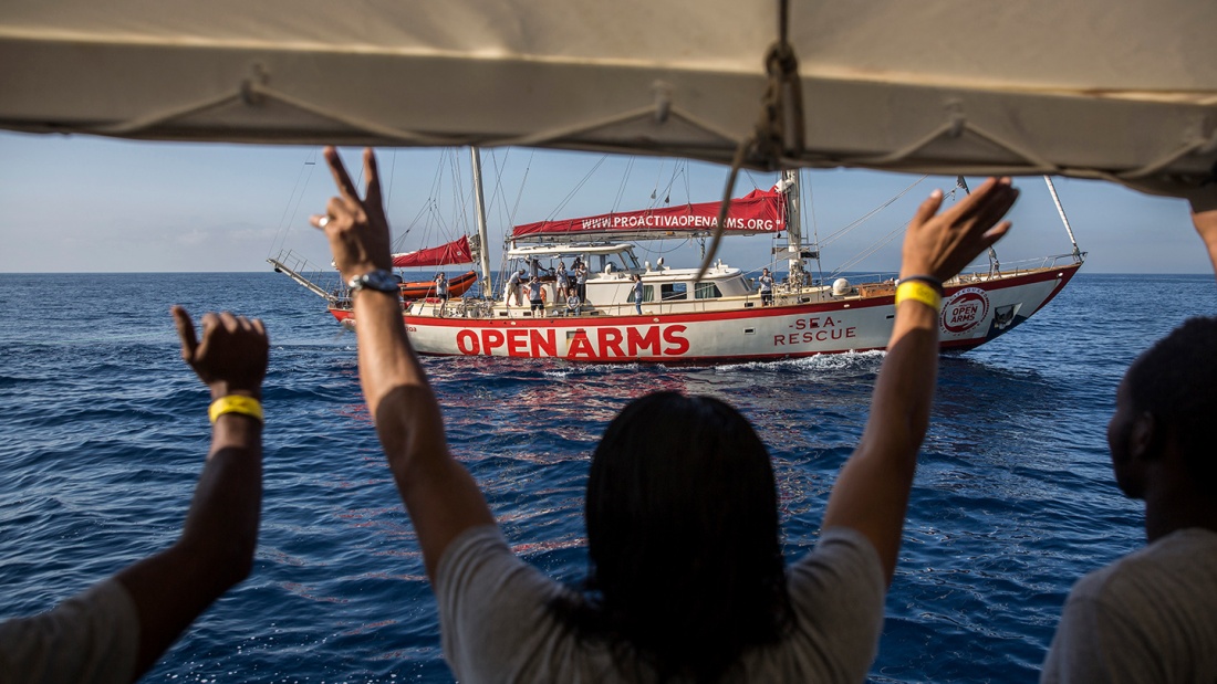 Segeljacht "Astral" der spanischen Hilfsorganisation "Open Arms" rettet Flüchtlinge