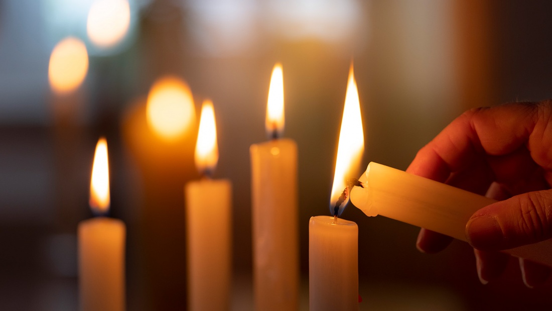 Kerzen-Aktion im Gottesdienst für Corona Tote
