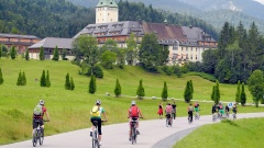 Fahrradfahrer erkunden die Umgebung von Garmisch-Partenkirchen.