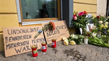 Blumen und Kerzen zum Gedenken an die Opfer vor dem Haus