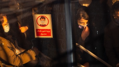 Menschen in Teheran mit Covid Masken