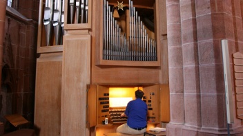 Organist spielt an einer Orgel 