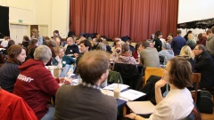 Im Gemeindehaus der St.-Michael-Gemeinde in Magdeburg haben sich rund 135 Menschen versammelt, um über "Fresh Expressions of Church" zu reden.
