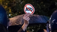 Proteste gegen den Wahlerfolg der Partei Alternative für Deutschland (AfD) am Abend der Bundestagswahl (24. September 2017) vor dem Berliner Club "Traffic" am Alexanderplatz, in dem die Partei ihren Wahlerfolg feierte.
